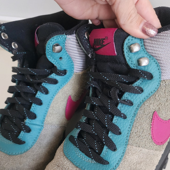 *Nike Hoodland Suede Hiking Boot Particle Grey Bright Magenta Men 9/ Women 10.5 - Picture 11 of 11